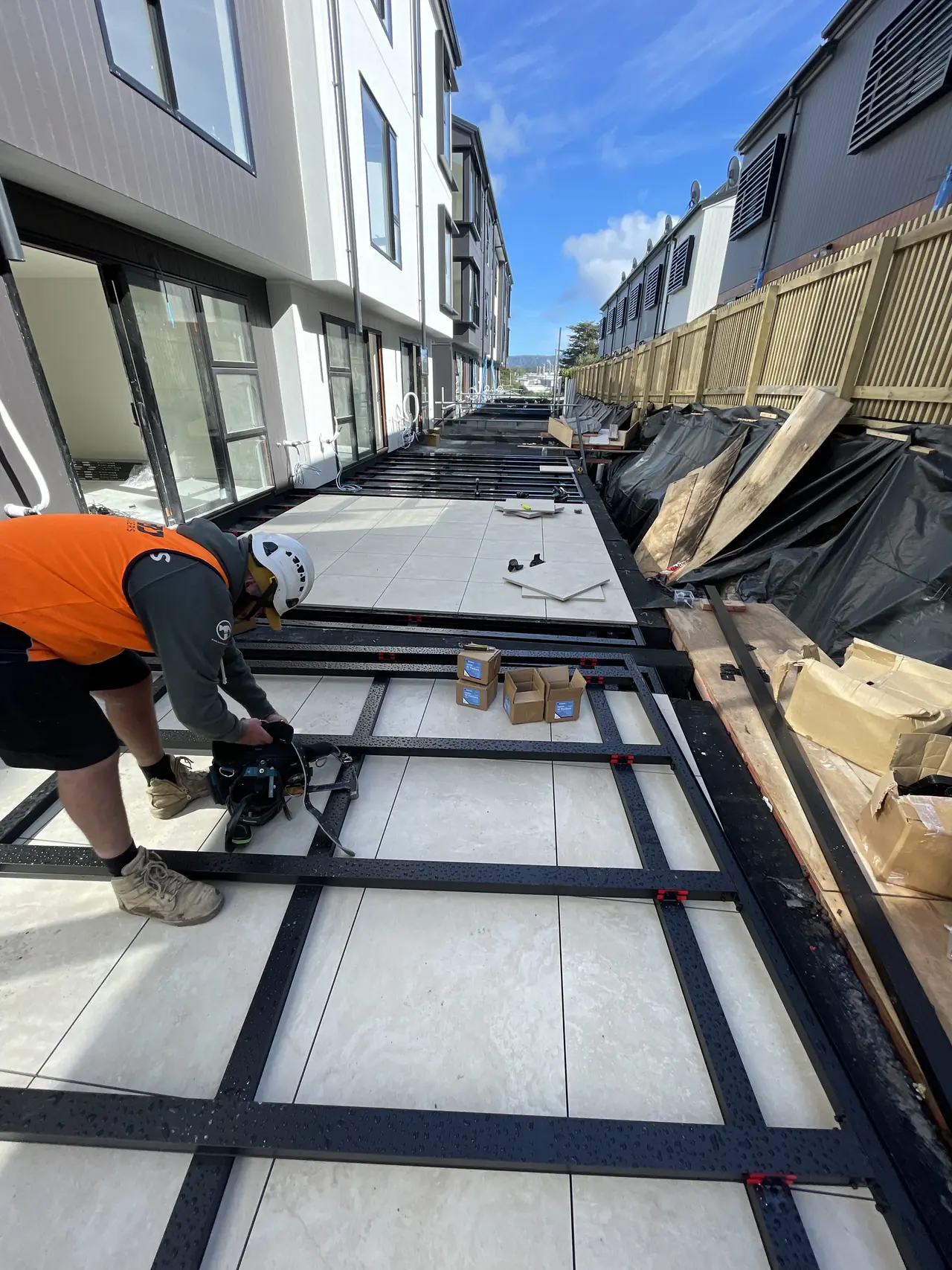 Aluminium subframe for an elevated tiled walkway