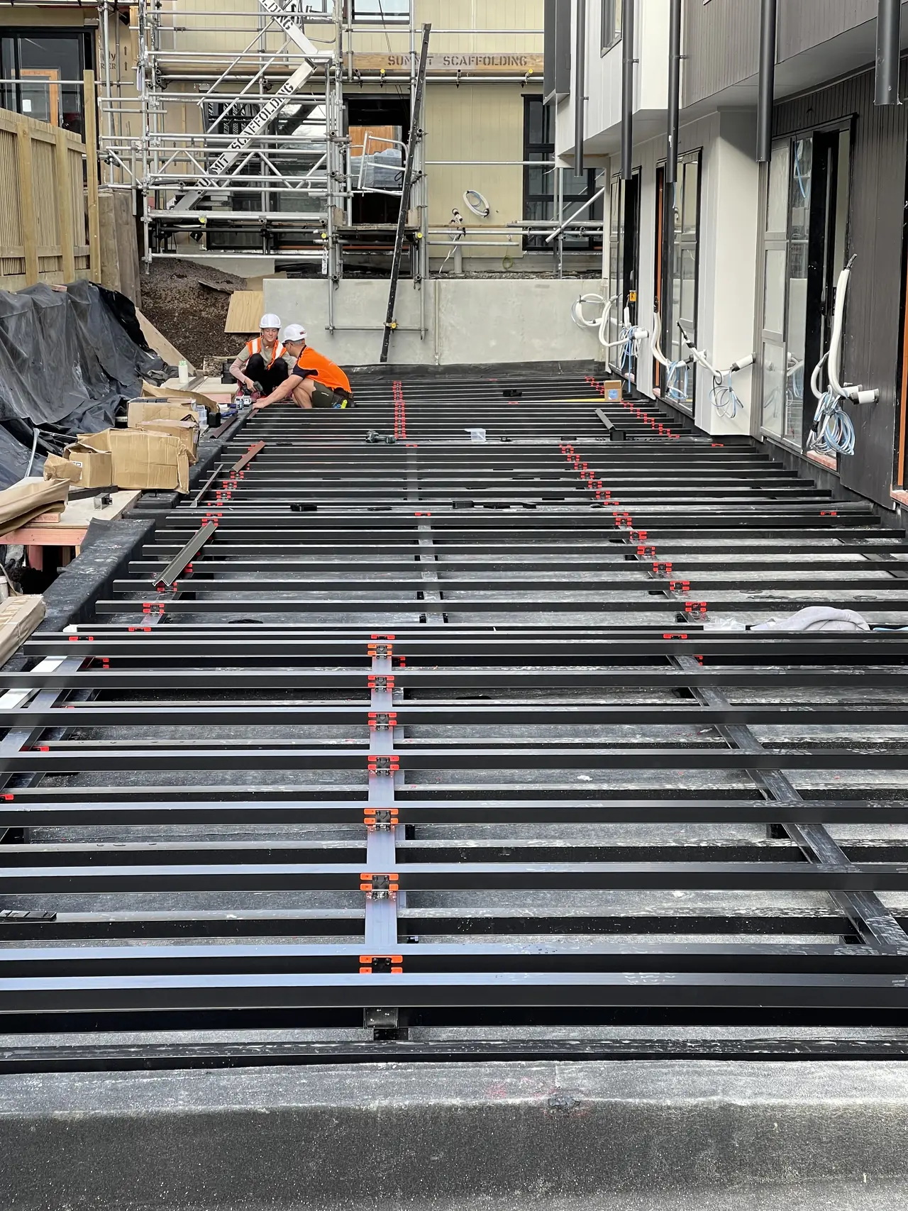 Installing an aluminium deck frame