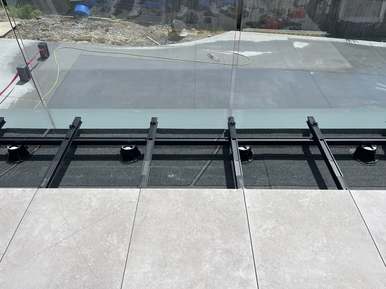 Aluminium frame with porcelain pavers