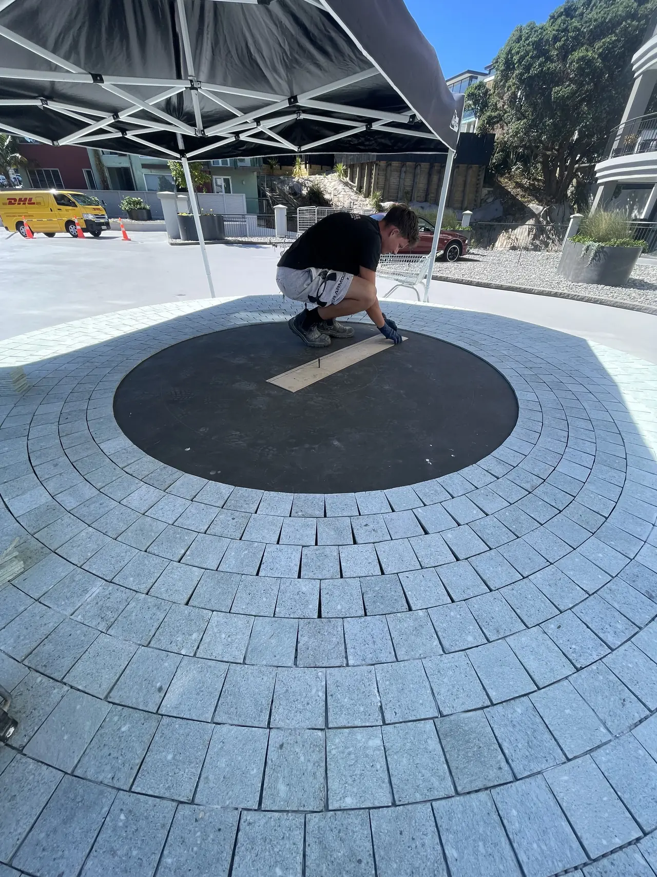 Setting out a circular mosaic on site