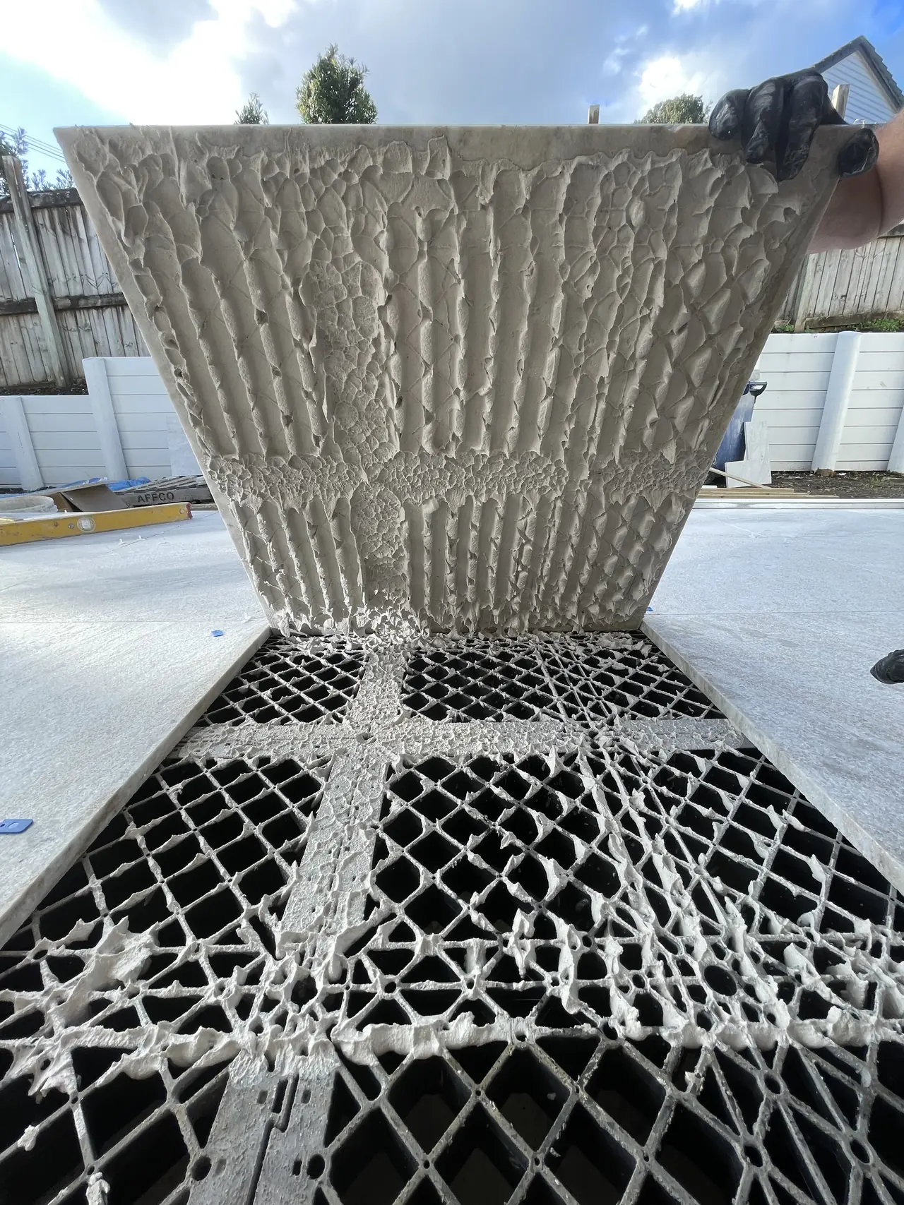 Bonding a porcelain tile to the Nuragrid platform