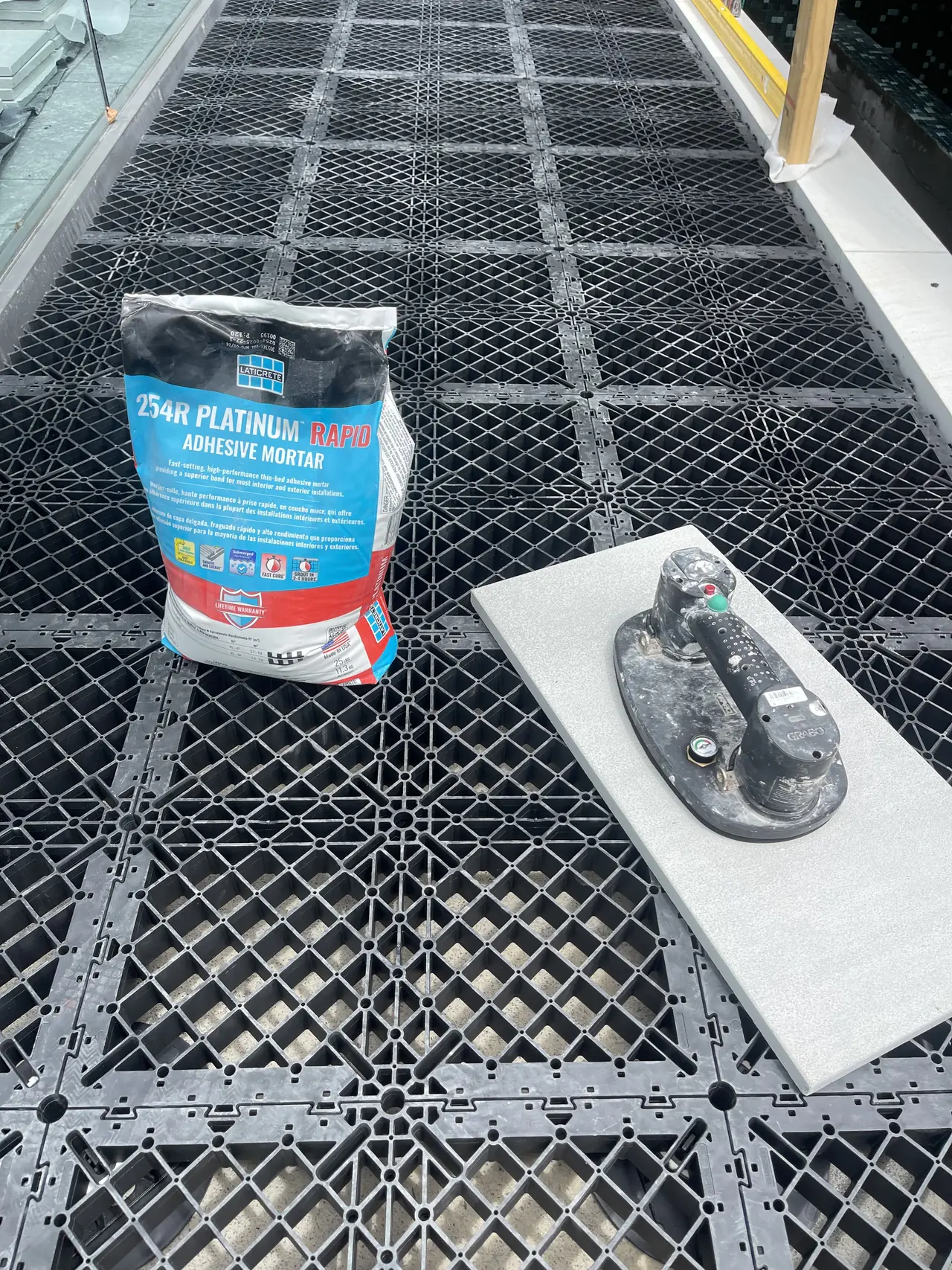 Laying porcelain onto Nuragrid