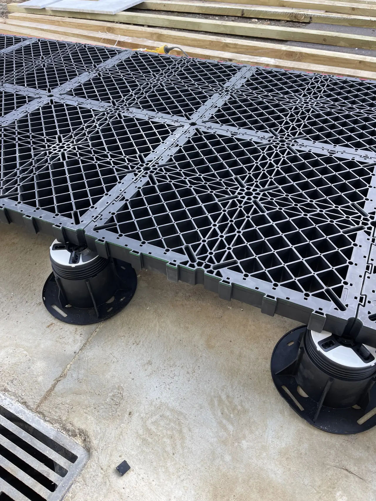 Pedestal and grid detail