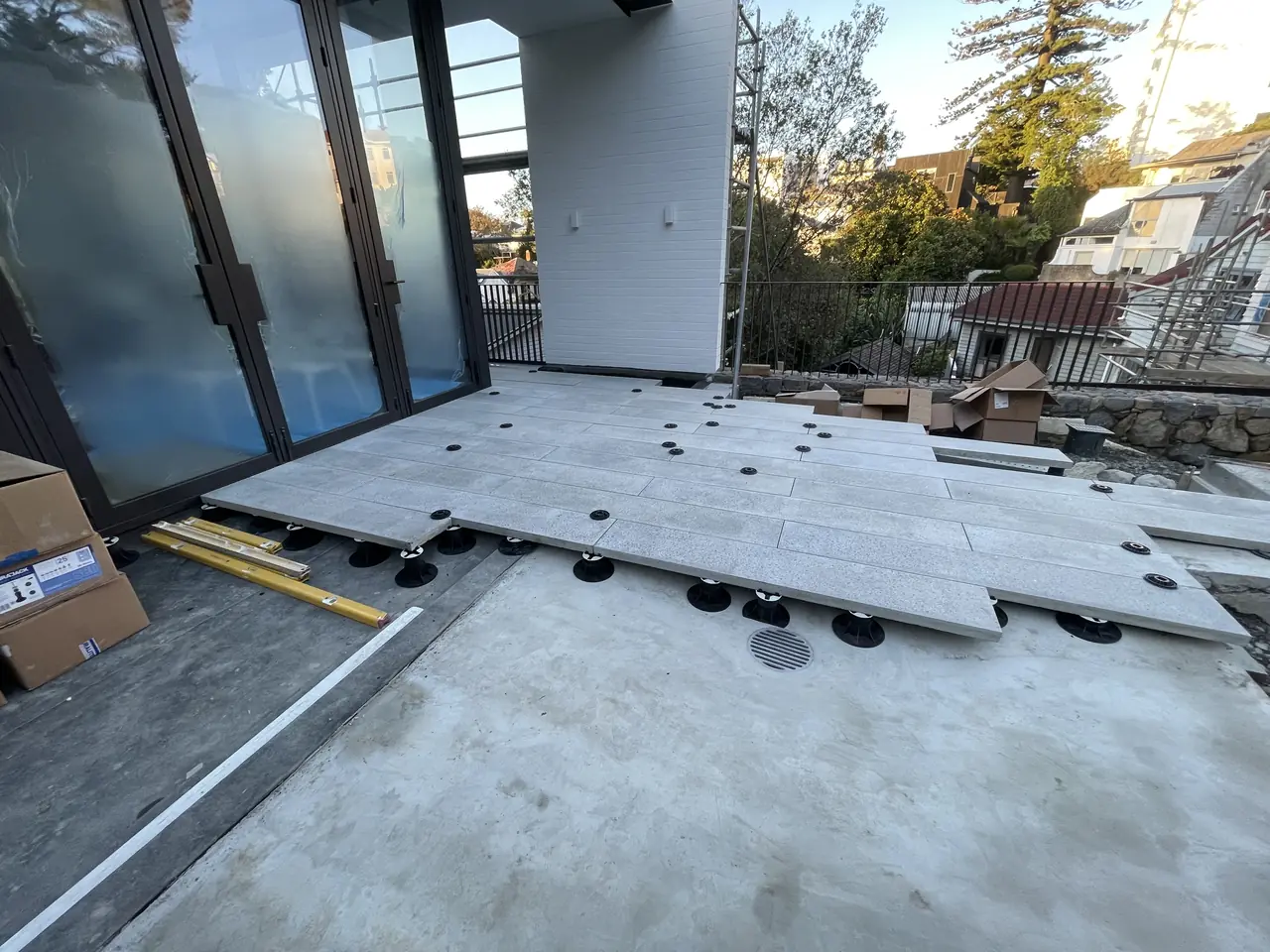 Pedestals set out on a membrane roof