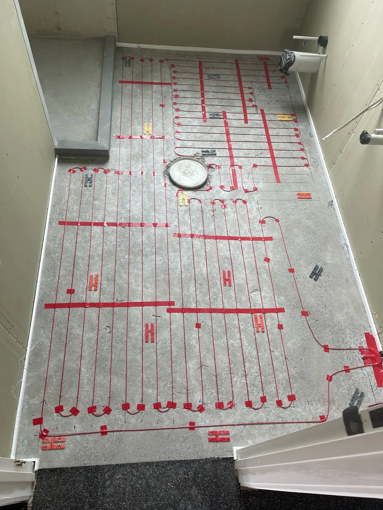 Underfloor heating cables laid out in a bathroom
