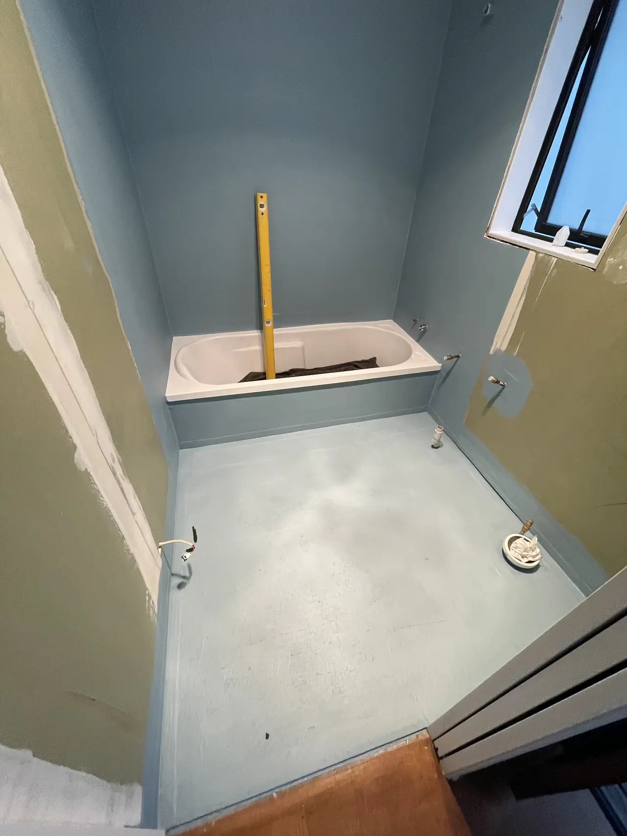 Bathroom membrane around bath and walls